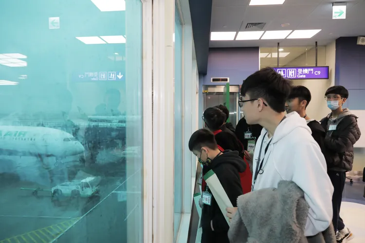 難得有機會進到國際機場，院生們看到大飛機時都顯得格外興奮。昇恒昌基金會提供