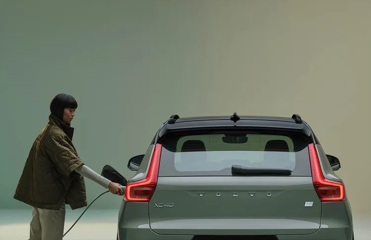 凡VOLVO車主於 2022 年 12 月 31 日前由 VOLVO 授權合作夥伴到府完成 VOLVO 充電樁安裝者，即日起將由國際富豪汽車主動聯繫安排兩年各一次的免費充電樁用電安全檢查服務。原廠照片