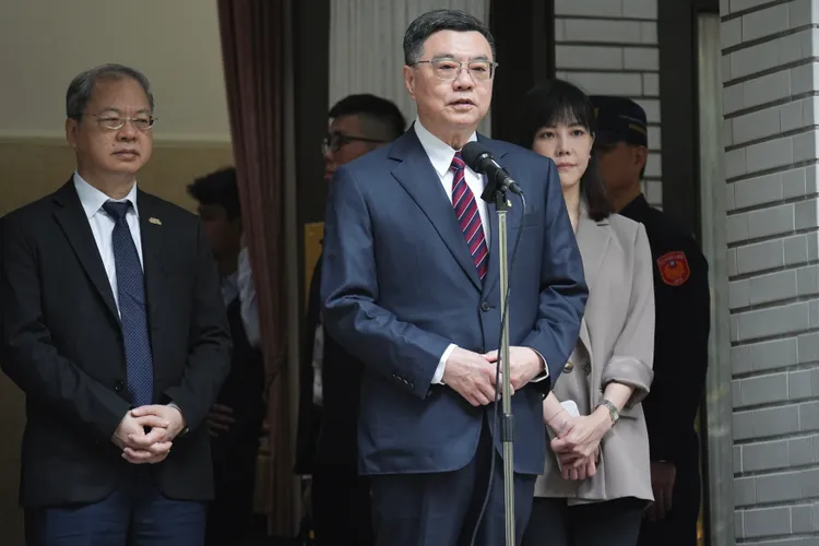 行政院長卓榮泰（中）、秘書長龔明鑫（左）、發言人李慧芝（右）。彭欣偉攝