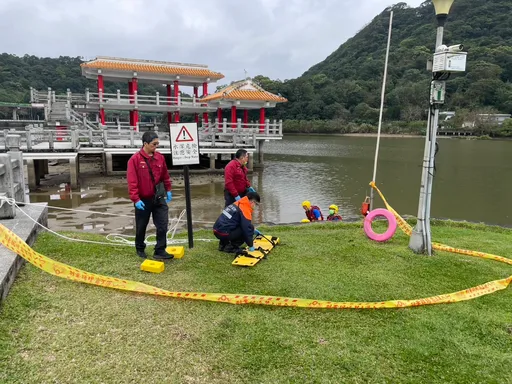 北市大湖公園有女浮屍！　警消急撈上岸查身分