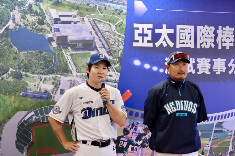 韓職NC恐龍隊主教練、球員對棒球場均有正面評價。南市府提供