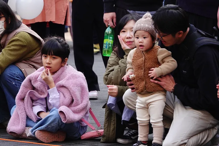 對於提升生育率，政府應先解決年輕人困境，而非單靠金錢補助。莊宗達攝