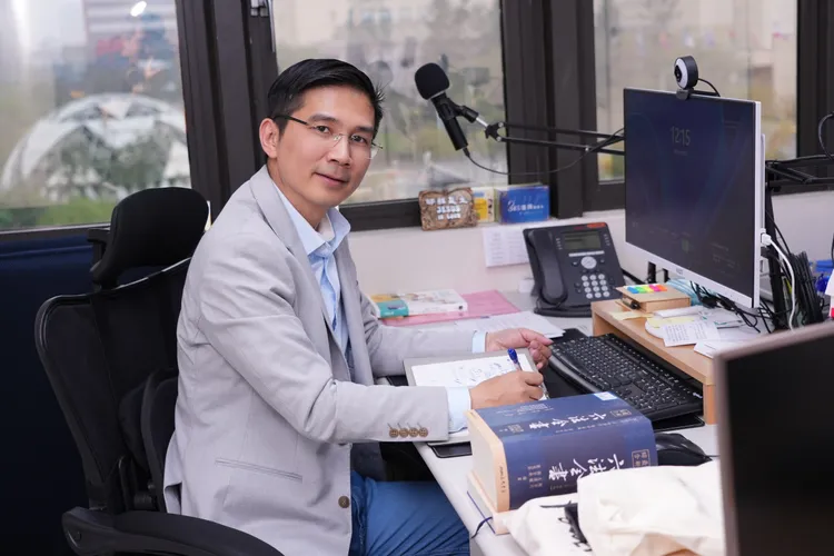 曾獻瑩認為讓學生學會使用AI，而非受限於政府建構的系統。彭欣偉攝