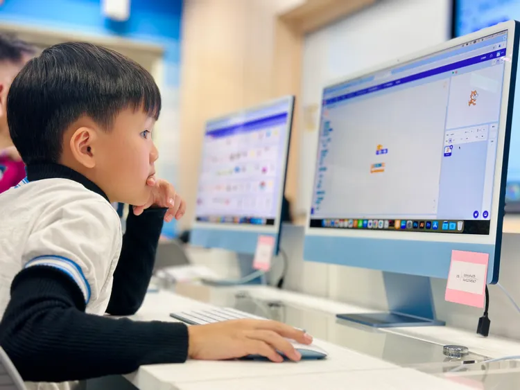 台北市近日推出三語教學（中文、英文、程式語言）。台北市教育局提供