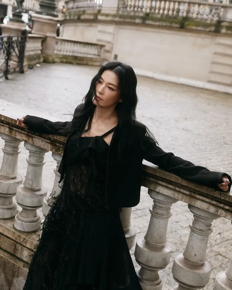 林熙蕾釋出更多身著夏姿服裝的美照。翻攝IG