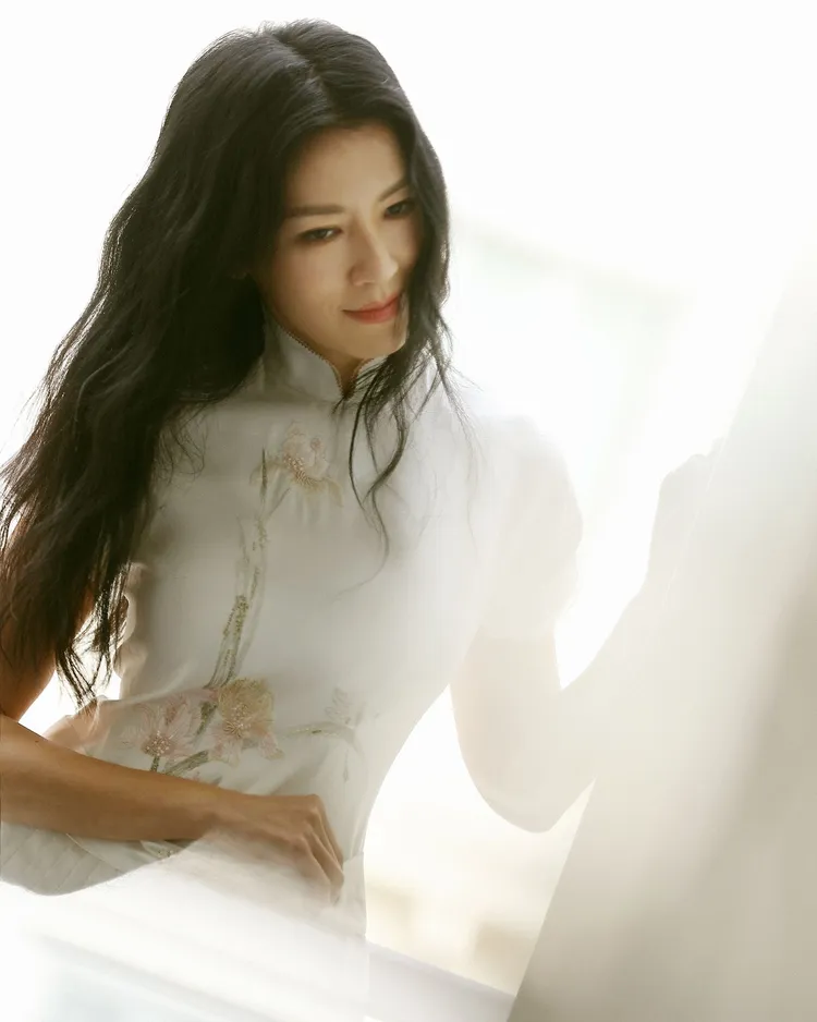 林熙蕾穿夏姿當起氣質東方娃娃。翻攝IG