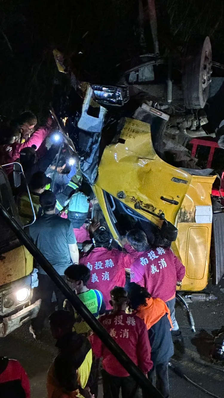 消防人員搶救受困垃圾車的金姓駕駛。民眾提供