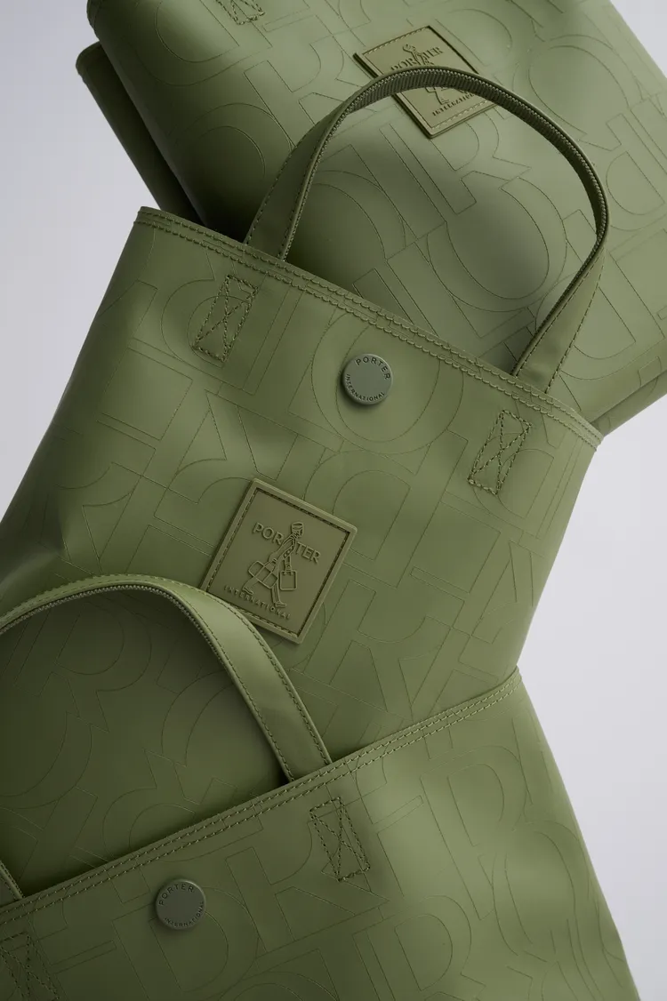 RENEW系列袋身採用雷雕設計刻畫出PORTER LOGO字樣線條。品牌提供