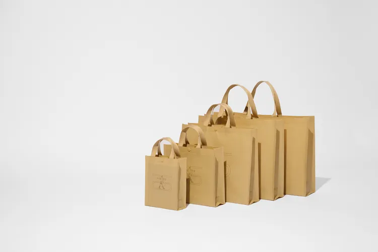品牌特別打造不同尺寸的25周限定購物袋。品牌提供