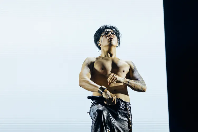 閃靈樂團Freddy大露精壯肌。圖／出日音樂提供