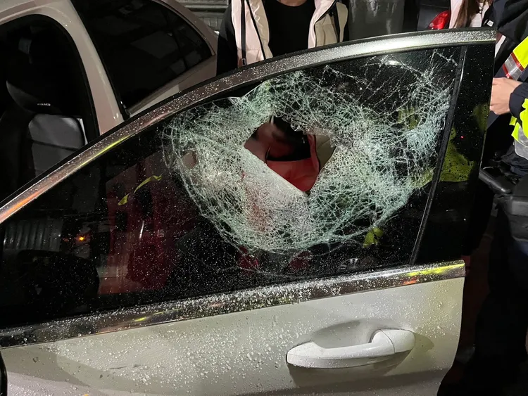 趙女賓士車駕駛座車窗被砸碎。民眾提供