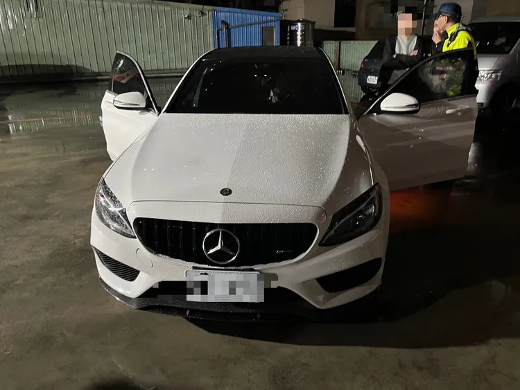 被害人的賓士車。民眾提供