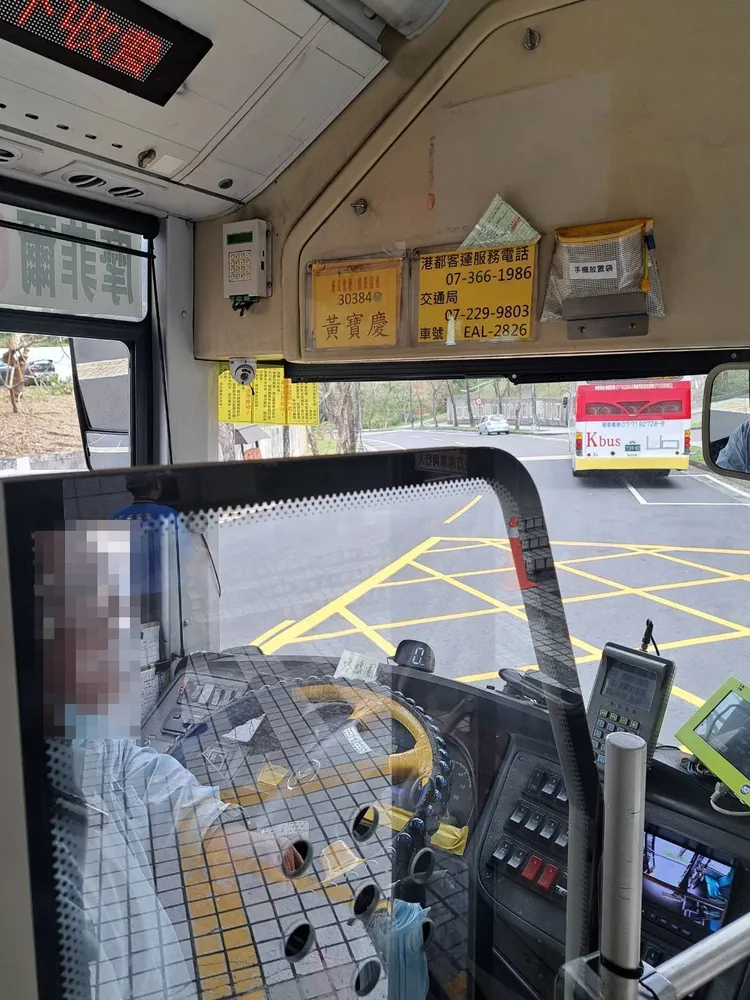 港都客運司機被投訴嗆乘客不應尖峰時段出遊。讀者提供