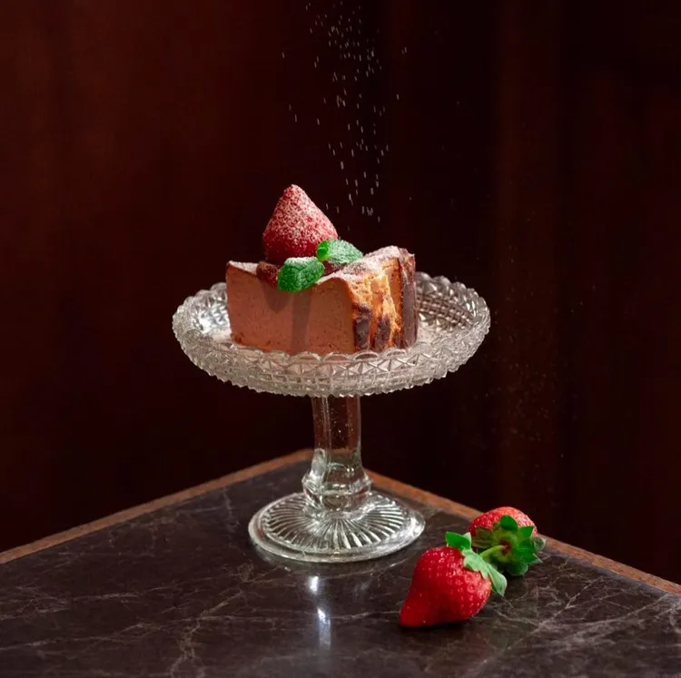 微風信義心潮飯店草莓巴斯克乳酪蛋糕推薦價240元。業者提供