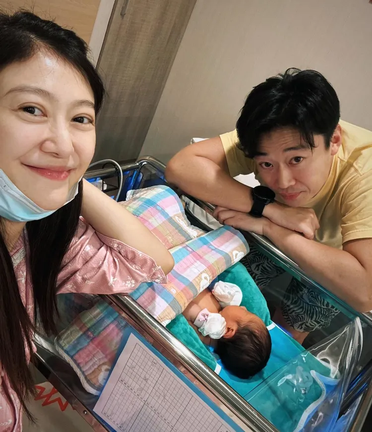 許蓁蓁開心秀全家福照，她剛生完狀態就很不錯。翻攝許蓁蓁臉書