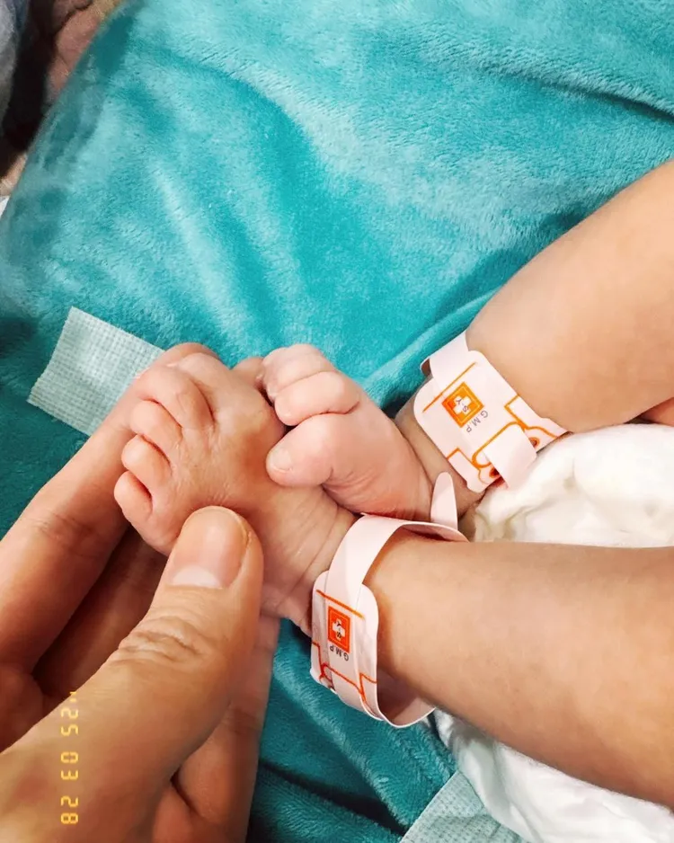 許蓁蓁和老公、寶寶心手相連。翻攝許蓁蓁臉書