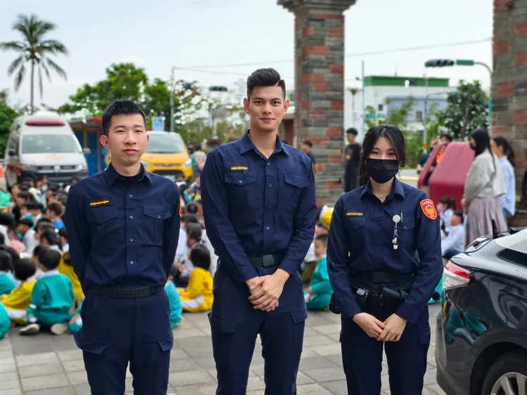左起男警陳茗、偉吳念橋及最美女警劉鈺淇前進校園宣導交通安全。警方提供