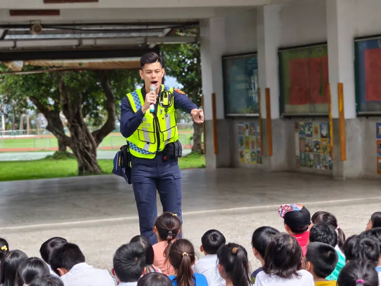 男警吳念橋身材高大長相帥氣常被熱情民眾要求合影。警方提供
