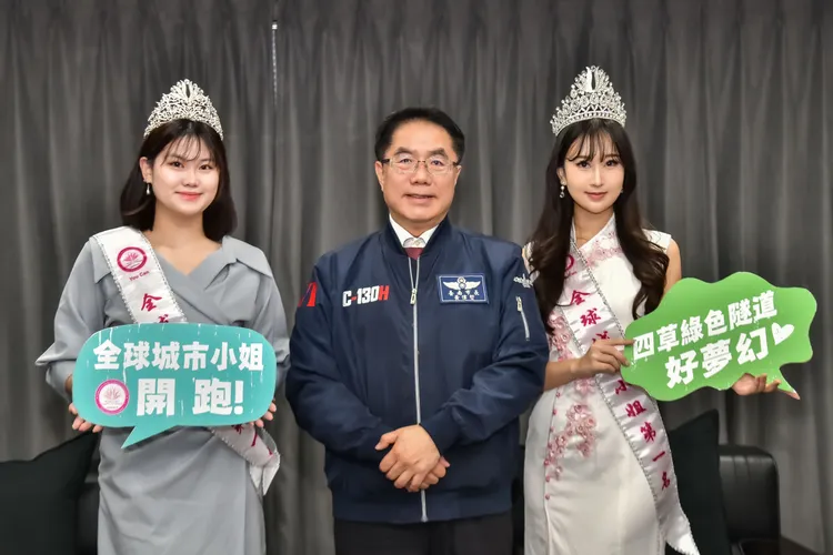 台南市長黄偉哲（中）希望城市小姐孫如妤（左）、李昱欣，多為台南觀光旅遊宣傳
