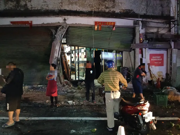 3戶民宅大門受損，民眾從睡夢中驚醒。翻攝照片