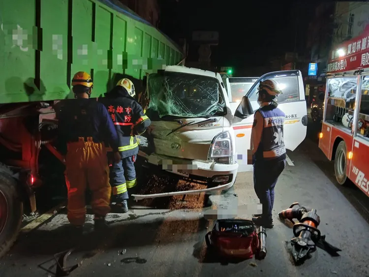 小貨車蔡姓女乘客救出送往義大醫院救治。翻攝照片