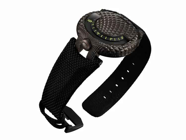 URWERK UR-101 T-Rex暴龍腕錶，41mm，手繪機刻紋青銅錶殼，黑色橡膠錶帶，UR-1.01V 自動上鍊機芯，動力儲存48小時，防水深度30米，限量100只，158萬元。品牌提供