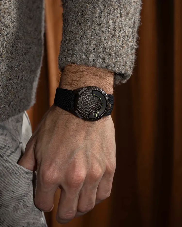 URWERK UR-101 T-Rex暴龍腕錶，41mm，手繪機刻紋青銅錶殼，黑色橡膠錶帶，UR-1.01V 自動上鍊機芯，動力儲存48小時，防水深度30米，限量100只，158萬元。品牌提供