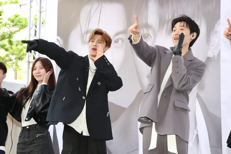 王子（左）與弟弟邱宇辰組限定組合PC，簽唱會上重現JPM夯曲，勾全場大合照。莊宗達攝