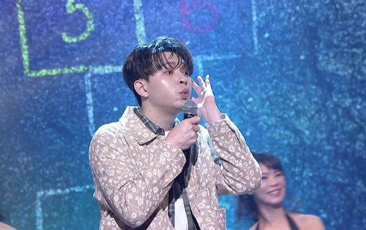 李子森唱歌吹口哨。中視提供