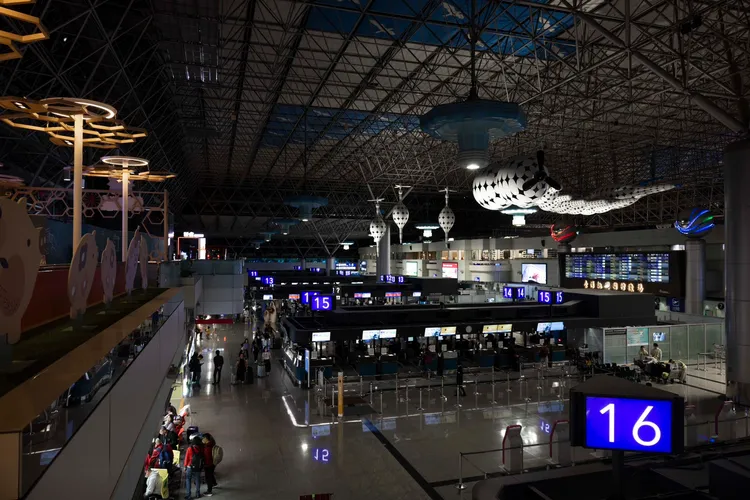 將於晚間20時30分至21時30分，整整1小時降低航廈內部分照明。桃機提供