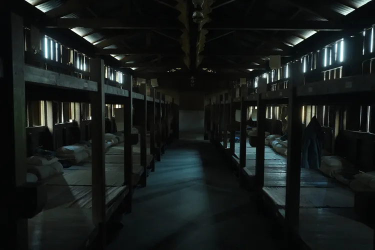 《星空下的黑潮島嶼》重現綠島新生訓導處宿舍場景。Hami Video提供