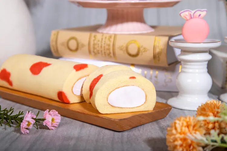 百宴自助餐點心坊春日限定的「玫瑰生乳捲」以輕盈的香草戚風蛋糕為基底，外層巧妙點綴著夢幻般的玫瑰花朵；內餡以玫瑰醬與香草結合，淡雅的玫瑰香氣在口中緩緩縈繞，帶來令人陶醉的絕妙滋味。業者提供