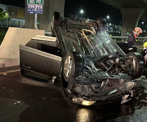 台中男自撞分隔島翻車命危 警要查有無酒駕
