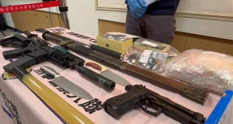 警方組成專案小組偵辦，兵分多路攻堅搜索，起出刀械棍棒、玩具槍等。翻攝照片