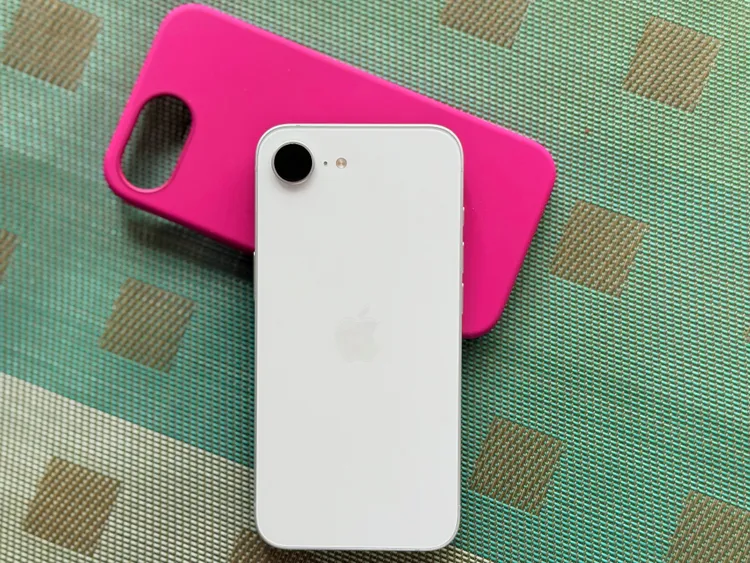 白色iPhone 16e有著迷人的磨砂薄霧感。趙筱文攝