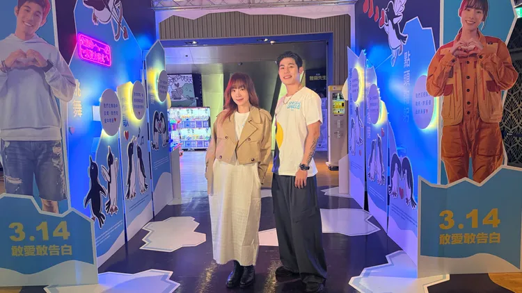 詹懷雲(右)與林奕嵐為戲賣力宣傳催票。台北双喜提供