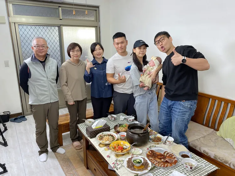 許伯(右1)、簡芝(右2) 拜訪在澎湖從事水下考古的維倫一家。公共電視提供