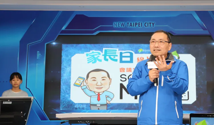 侯友宜現場與AI助教「小通」進行有趣的互動，體驗電子邀請卡等多元教學情境。教育局提供