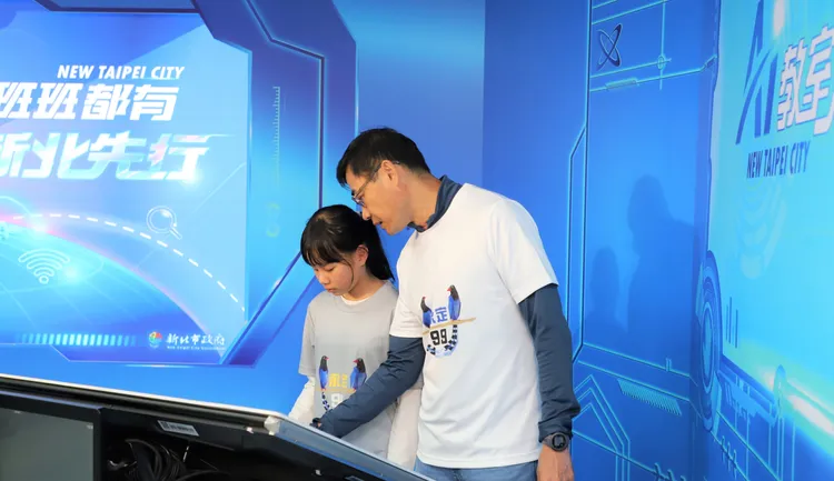 學生不再只是坐著聽課，還能透過平板及教學軟體即時分享想法。教育局提供