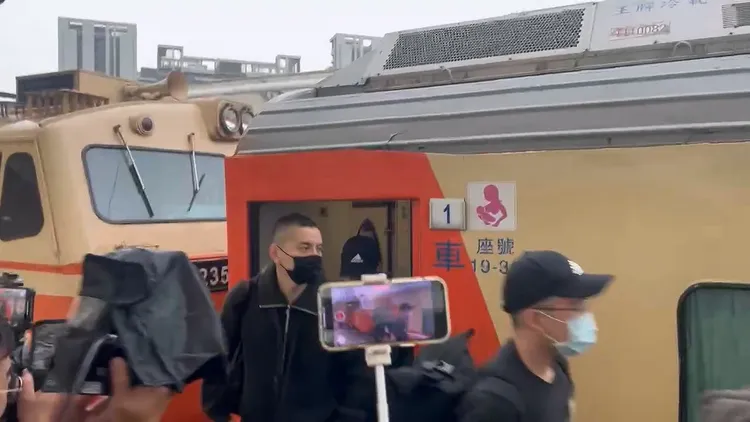 王大陸今到成功嶺服替代役，下火車時臉色鐵青。鮮明攝