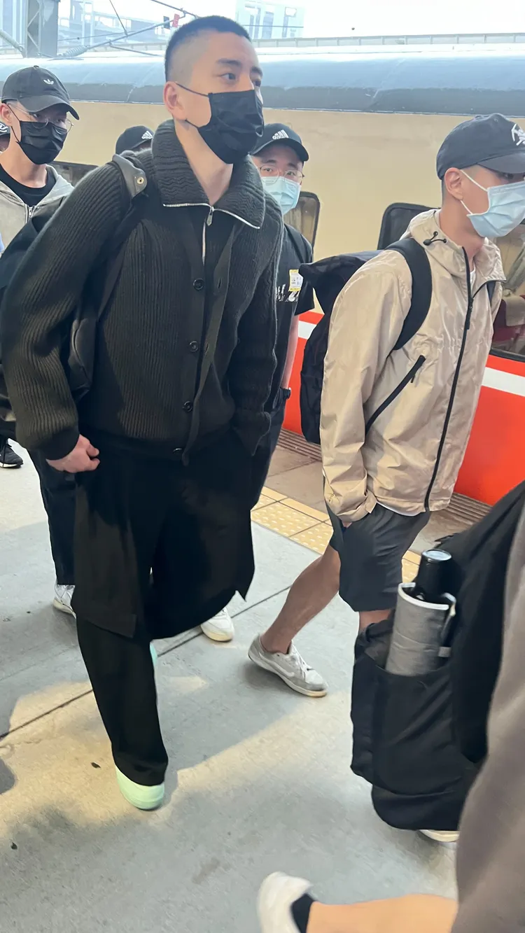 王大陸跟著隊伍搭車進成功嶺。鮮明攝