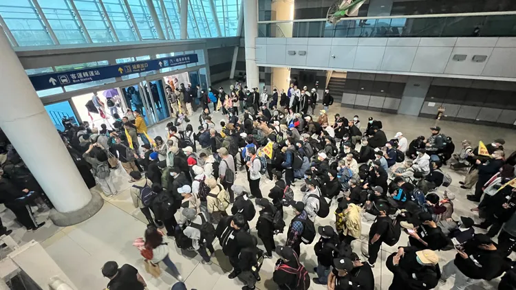 台鐵新烏日站大廳擠滿等著搭車到成功嶺的役男。鮮明攝