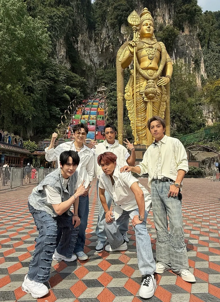 Energy造訪印度教聖地「黑風洞」時，需先登上272層彩虹階梯才能進入神廟祈福。相信音樂提供