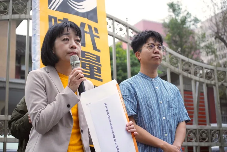 時代力量主席王婉諭、世代共好協會理事長張育萌到立法院請願廢除《壯促法》。時代力量提供