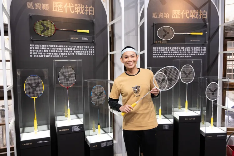 戴資穎歷年來用過的戰拍也展示出來，並標示球后專屬設計細節。品牌提供