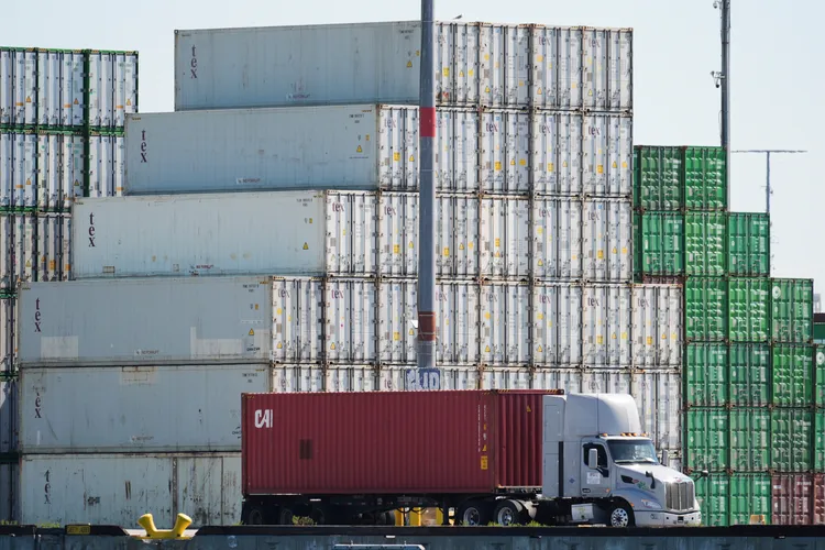 美國在野黨痛批，新關稅制度傷人害己，阻礙全球經貿運作。圖為在美國港口等待入關的貨櫃。美聯社