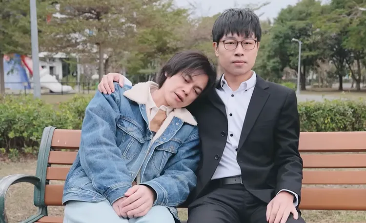 百萬YouTuber HowHow與藍亦明上演BL情。LINE TV提供