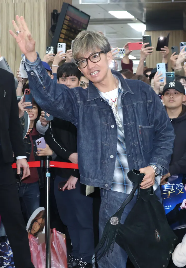 木村拓哉開心朝揮手打招呼。彭欣偉攝