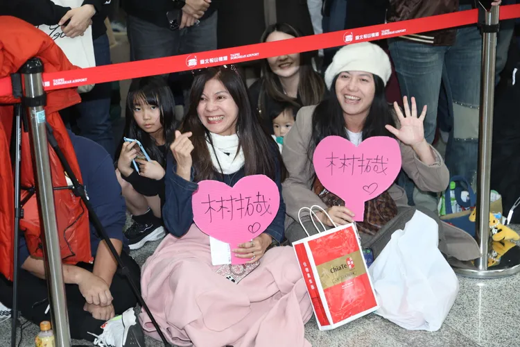 Lyn媽媽（左）、Elsa準備木村拓哉曾在IG分享過的佳德鳳梨酥。彭欣偉攝