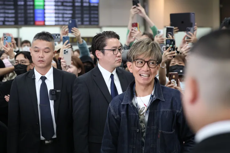 木村拓哉看到大批粉絲，露出燦爛笑容。特勤中心攝